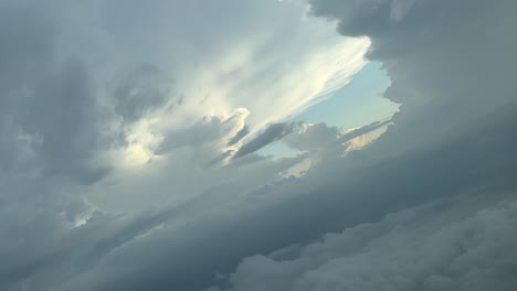 Flug-über-Einen-Stürmischen-Himmel,-Gesehen-Von-Den-Piloten-Eines-Jets,-Während-Einer-Rechtskurve-In-8000-M-Höhe