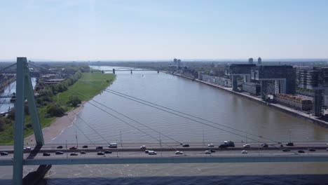 Stadtverkehr-Auf-Der-Severinbrücke-In-Köln-Zur-Hauptverkehrszeit-Und-Autos,-Die-Den-Rhein-überqueren,-Kranhäuser-Im-Hintergrund