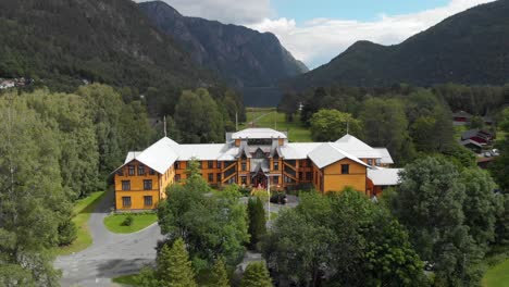 Espectacular-Paisaje-Del-Hotel-Dalen-Adornado-Con-Cabezas-De-Dragón-En-Telemark,-Noruega