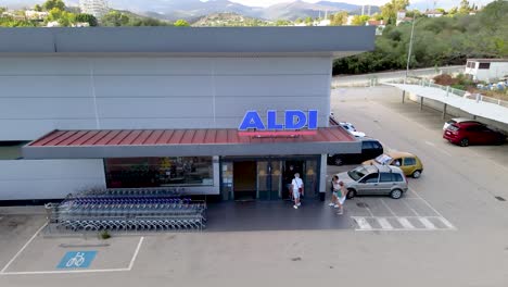 Static-view-Aldi-grocery-store,-people-entering-and-exiting-the-building