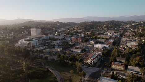 Eine-Filmische-Aufnahme-Des-Downtown-Echo-Park-In-Los-Angeles-Zur-Goldenen-Stunde