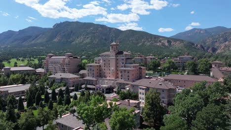 Scenery-of-Colorado-mountains-in-Colorado-Springs-with-elegant-The-Broadmoor-hotel-resort