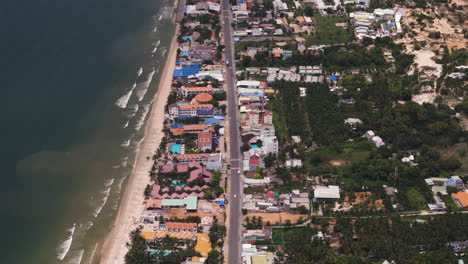 Luftaufnahme-über-Der-Hauptstraße-An-Der-Küste-Von-Mui-Ne,-Vietnam,-Asien,-Fisherman-Bay-Village,-Südlich-Der-Zentralen-Provinz-Bình-Thuan