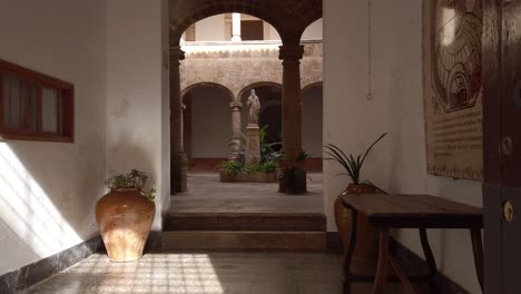 Innenhof-Eines-Historischen-Gebäudes-In-Palma-De-Mallorca