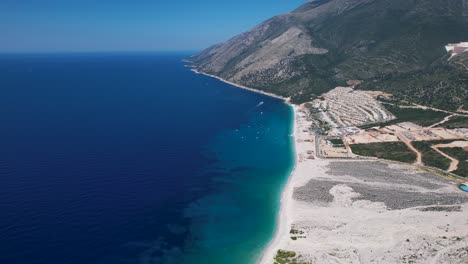 Paraíso-En-La-Costa-Jónica:-Residencias-Y-Hoteles-En-Playas-De-Arena-Blanca-A-Lo-Largo-Del-Mar-Azul-Turquesa-De-Albania:-Un-Oasis-Costero