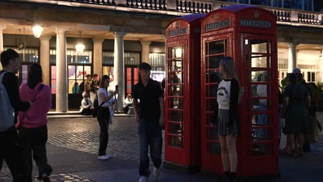 Cabinas-Telefónicas-Rojas-En-La-Noche-En-Covent-Garden,-Londres,-Reino-Unido