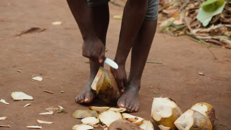 Afrikanischer-Mann-Schneidet-Eine-Kokosnuss-Mit-Einem-Messer