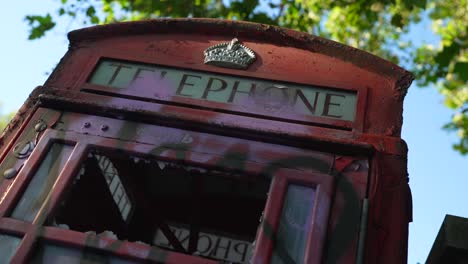 Rote-Telefonzelle-Wurde-Nach-Den-Unruhen-In-Der-City-Von-London-Zerstört