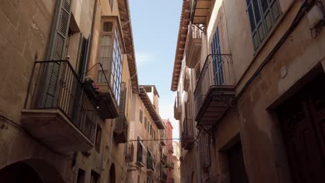 Enge-Straße-Mit-Typischen-Balkonen-In-Palma-De-Mallorca