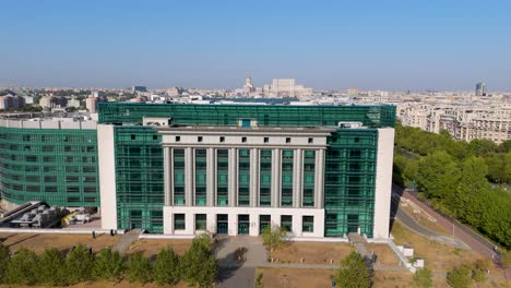 Vista-Aérea-De-La-Biblioteca-Nacional-De-Rumania-Rodeada-Por-El-Paisaje-Urbano-De-Bucarest.