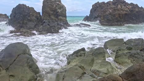 Coastal-Waves-Crashing-Over-Rocks-at-Banbanon-Beach-in-Surigao-Del-Norte,-Philippines
