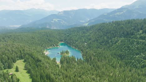Wunderschöner-Blauer-See-Inmitten-Eines-Großen-Waldes