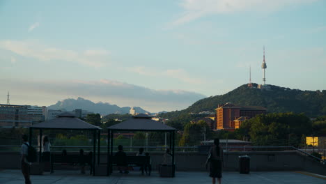Blick-Auf-Den-Seouler-Namsan-Turm-Vom-Koreanischen-Nationalmuseum-Bei-Sonnenuntergang