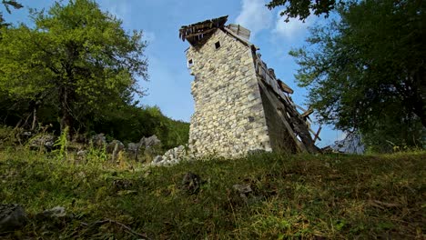 Verlassenes-Bergdorf-In-Den-Albanischen-Alpen:-Zerstörte-Steinhäuser-Und-Türme,-Die-Die-Auswanderung-Und-Die-Sich-Verändernde-Landschaft-Widerspiegeln