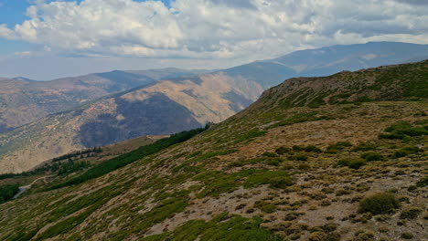 Un-Dron-Captura-Las-Verdes-Colinas-Del-Parque-Nacional-De-Sierra-Nevada