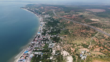 Mui-Ne-Township-Und-Strand-Mit-Landschaft-Von-Vietnam-Luftaufnahme