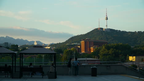 Silhouetten-Von-Menschen-Fotografieren-Den-Malerischen-Seoul-Tower-Bei-Sonnenuntergang-Vom-Nationalmuseum-Von-Korea-Aus