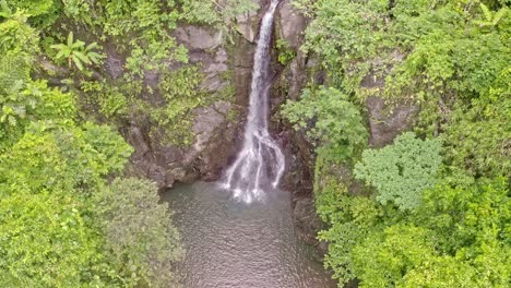 Malerische-Luftaufnahme-Der-Lumondo-Wasserfälle-Mit-Einer-Nach-Oben-Geneigten-Perspektive-In-Surigao-Del-Norte,-Philippinen