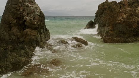 Meeresfelsen-Mit-Zeitlupenwellen,-Die-Im-Türkisfarbenen-Wasser-Des-Banbanon-Strandes-In-Surigao-Del-Norte,-Philippinen,-Plätschern