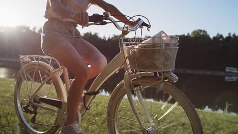 Handheld-Video-Einer-Nicht-Wiedererkennbaren-Person,-Die-Bei-Sonnenuntergang-Fahrrad-Fährt