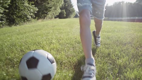 Tracking-Video-Eines-Jungen,-Der-Auf-Dem-Rasen-Fußball-Spielt