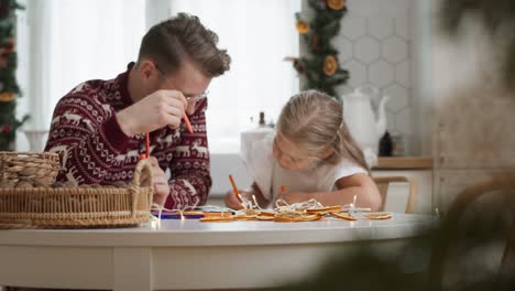 Vater-Und-Kleines-Mädchen-Verbringen-Weihnachten-Zusammen