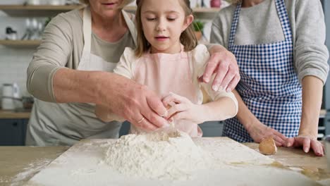 Video-of-little-girl-breaks-an-egg-into-the-flour