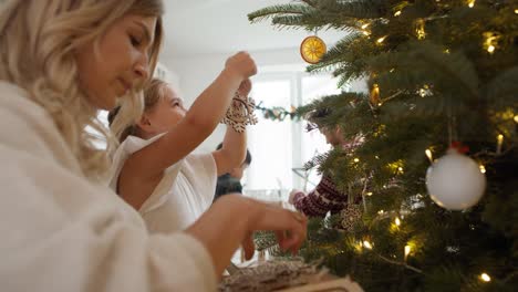 Familie-Dekoriert-Ihr-Zuhause-Zu-Weihnachten