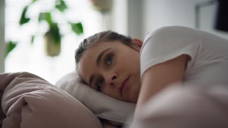 Close-up-video-of-depressed-woman-lying-down-in-bed