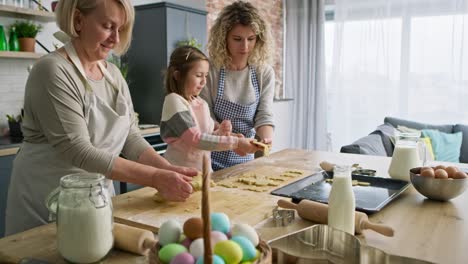 Video-Von-Frauen-Beim-Zubereiten-Von-Osterplätzchen-In-Der-Küche