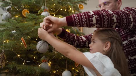 Familia-Decorando-El-árbol-De-Navidad-En-Casa