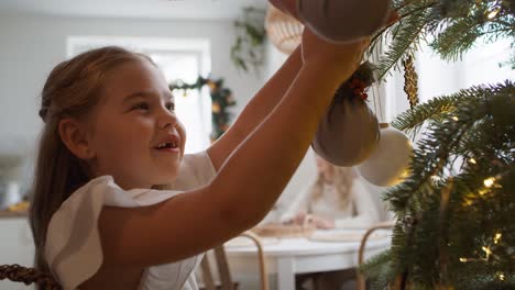 Padre-E-Hija-Decorando-El-árbol-De-Navidad