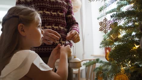 Mädchen-Mit-Papa-Schmückt-Den-Weihnachtsbaum