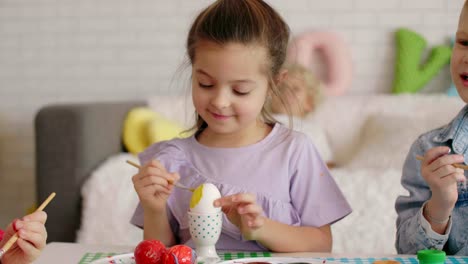 Primer-Plano-De-Una-Niña-Concentrada-Pintando-Huevos-De-Pascua