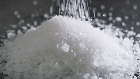 Nahaufnahmevideo-Von-Salzkörnern-In-Der-Luft-Auf-Dunklem-Hintergrund