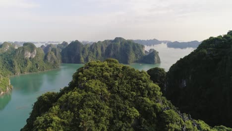 Push-out-view-of-Halong-Bay-in-Vietnam