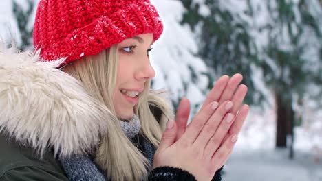 Woman-rubbing-her-hands-in-winter