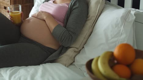 Vídeo-De-Mujer-Embarazada-Y-Plato-De-Frutas-En-Primer-Plano.