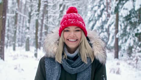 Portrait-of-smiling-woman-in-winter-time
