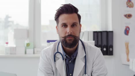 Handheld-video-shows-of-male-doctor-in-doctor’s-office