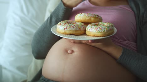 Nahaufnahmevideo-Einer-Schwangeren-Frau,-Die-Donuts-Isst.