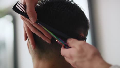 Handheld-view-of-man-has-cutting-hair-at-the-hairdresser