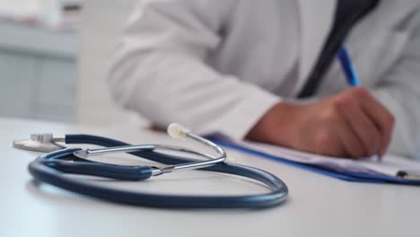 Handheld-Ansicht-Des-Stethoskops-Und-Des-Arbeitenden-Arztes-Im-Hintergrund
