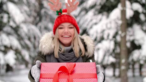 Lächelnde-Frau,-Die-Das-Große-Weihnachtsgeschenk-überreicht