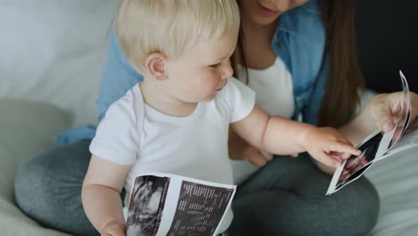 Close-up-video-of-mother-and-son-browsing-ultrasound-images.