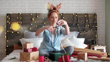 Glückliches-Mädchen,-Das-Die-Weihnachtsgeschenke-Im-Bett-Verpackt