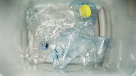 Video-Von-Plastikflaschen,-Die-In-Die-Mülltonne-Fallen