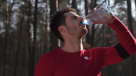 Man-drinking-water-and-resting-after-hard-workout