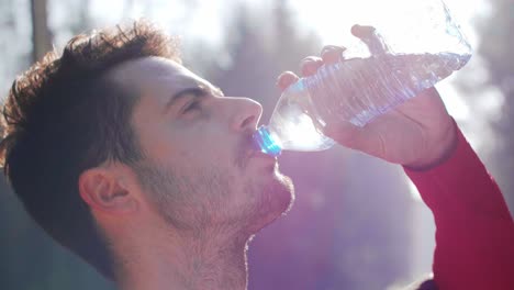 Hombre-Bebiendo-Agua-Después-De-Un-Duro-Entrenamiento