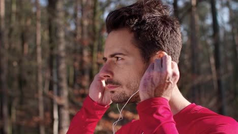 Seitenansicht-Eines-Mannes,-Der-über-Kopfhörer-Musik-Hört